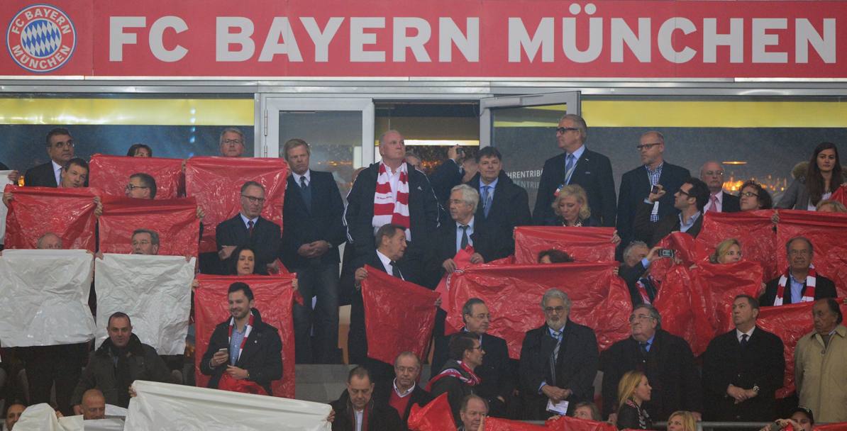 In tribuna anche Uli Hoeness, presidente dimissionario del Bayern nei guai con la giustizia per frode fiscale. Afp